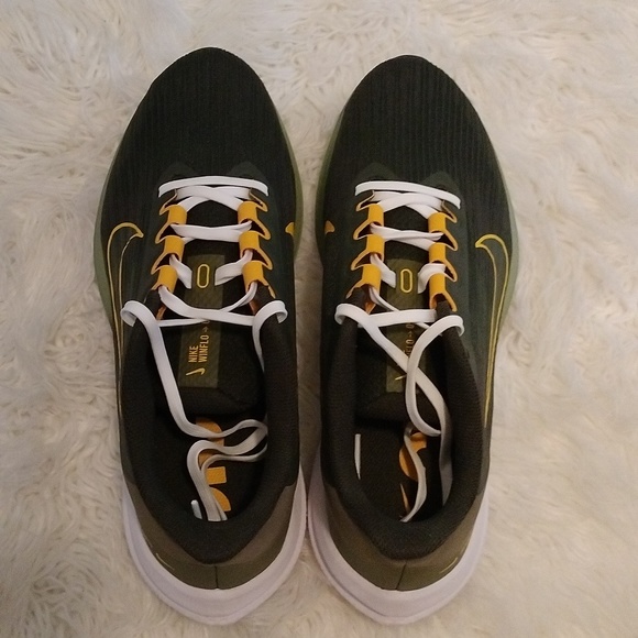 NWOT Men's Nike running shoes Sequoia/University Gold - Picture 2 of 12